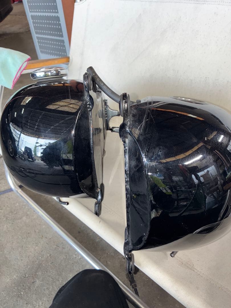 ヤンガスタンク 黒 ゴールドロゴ　3.5ガロン