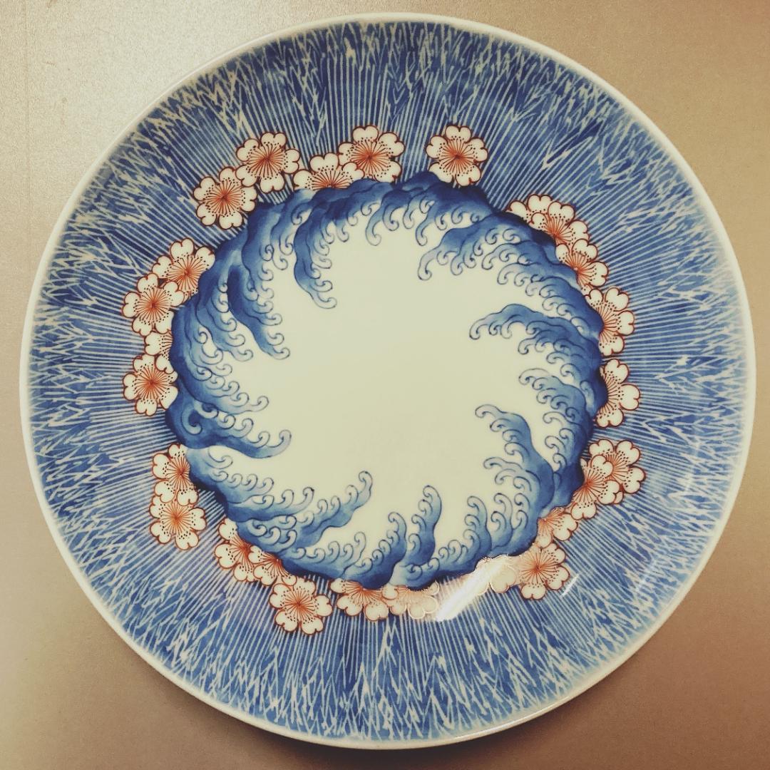 【真作保証】 市川龍仙 色鍋島 色絵桜波頭文 七寸皿