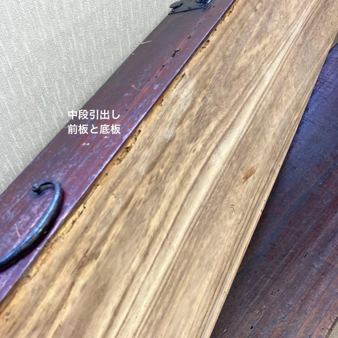 アンティークな刀箪笥（外枠概寸　Ｗ１１６㌢、Ｈ４１㌢、Ｄ３３㌢）