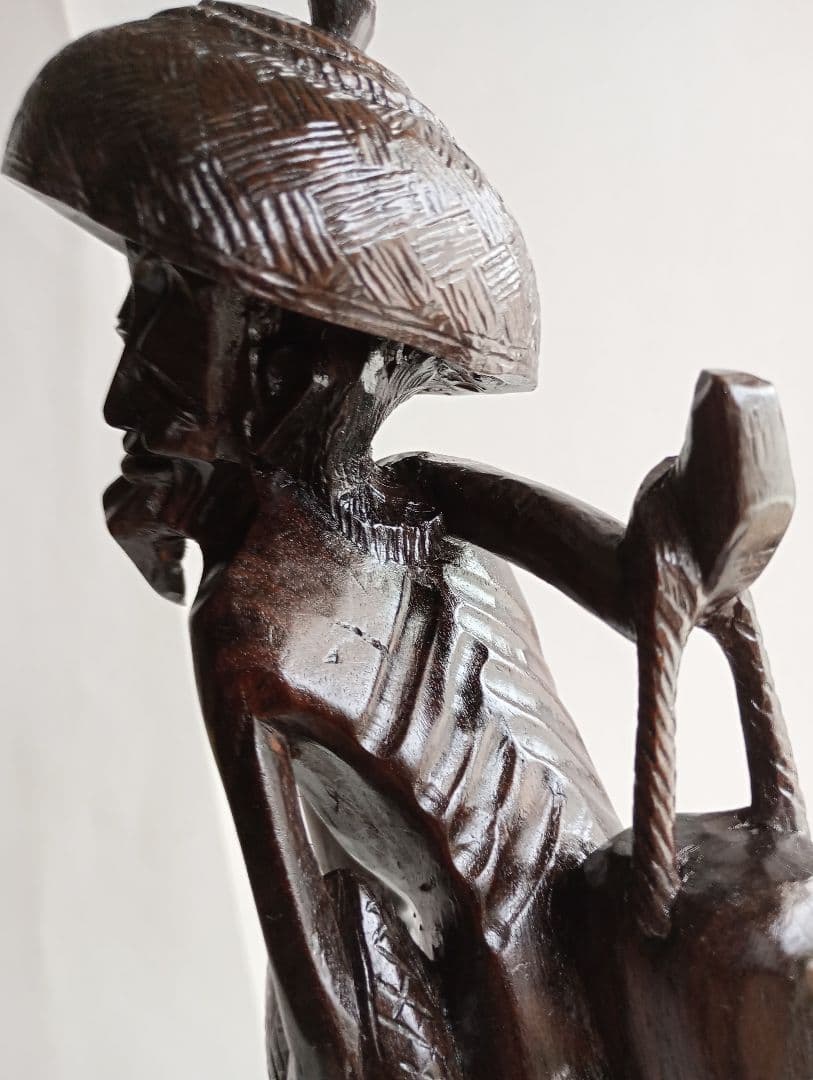 木彫り(工芸品) 「天秤棒を担ぐ老人」