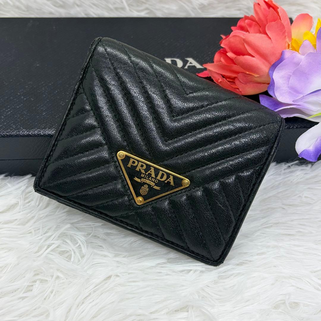 希少/美品✨プラダ 二つ折り財布 キルティング 三角ロゴ レザー 黒