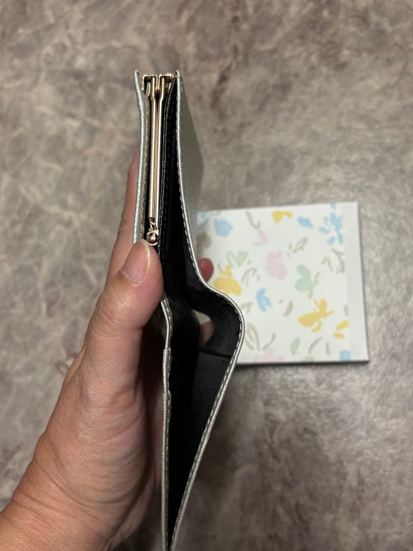 皇居　限定販売　新品　二つ折り財布　がま口タイプ　シックなシルバー　菊の御紋
