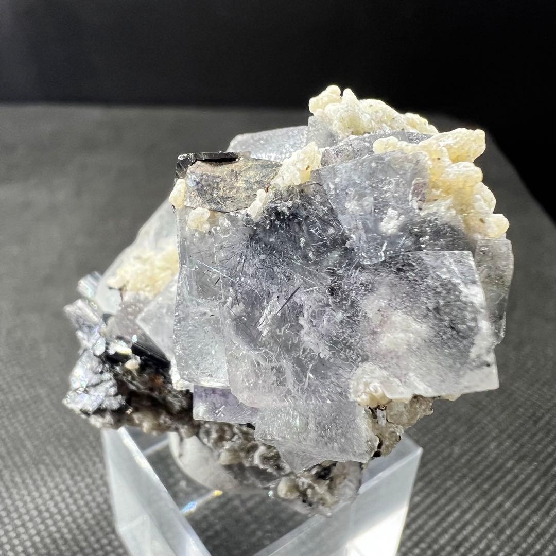 ヤオガンシャン産　ウルフラマイト、パイライト共生　カラーレスフローライト