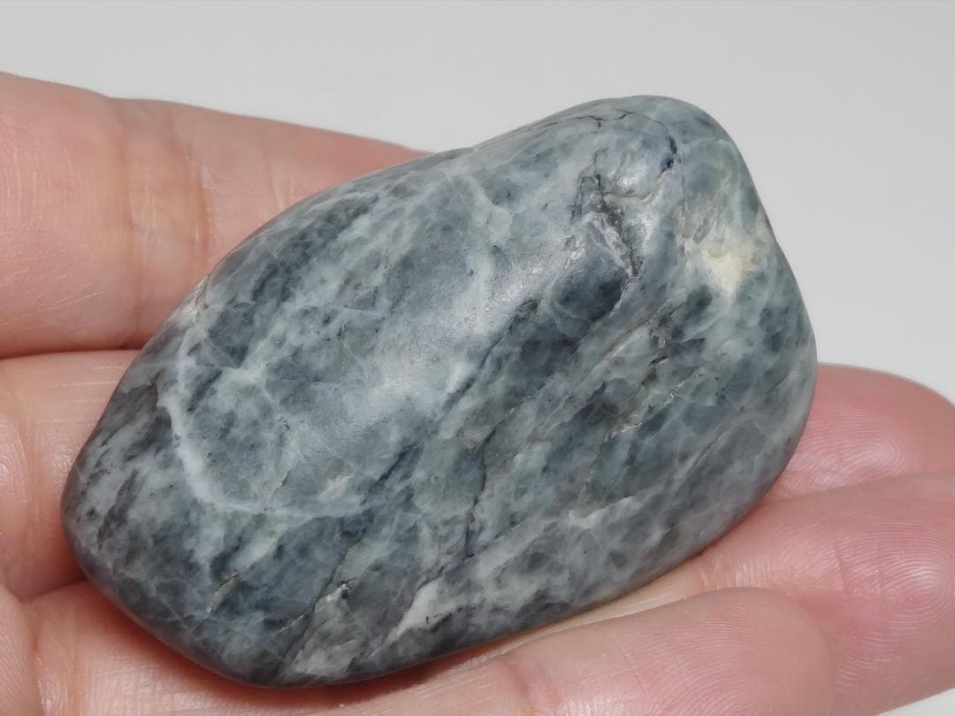 糸魚川㊹ 翡翠 94g ヒスイ 原石 鑑賞石 自然石 誕生石 鉱物 鉱石 水石