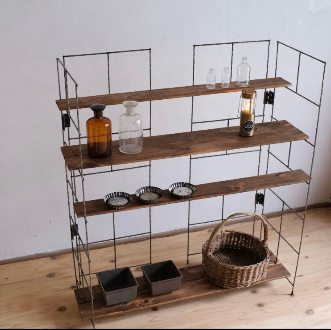 木製棚板とアイアンフレームのオープンシェルフ