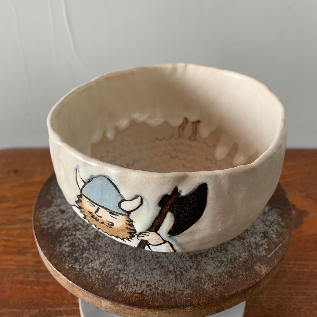 妻の作った　北欧風の犬神家　朝霧に浮かぶスケキヨ・イヌガミと斧琴菊の抹茶茶碗