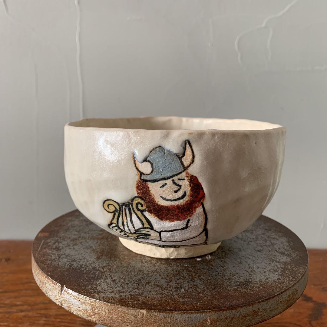 妻の作った　北欧風の犬神家　朝霧に浮かぶスケキヨ・イヌガミと斧琴菊の抹茶茶碗