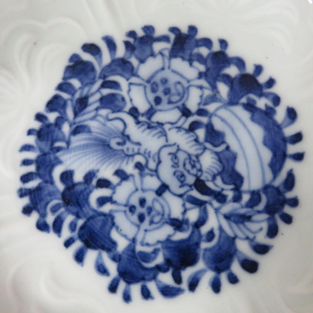 中皿 2枚 染付 白磁 古染付 獅子 花弁縁 銘 窯傷