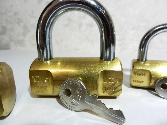 イタリア「Ｖｉｒｏ」ブランドシリンダー南京錠３点