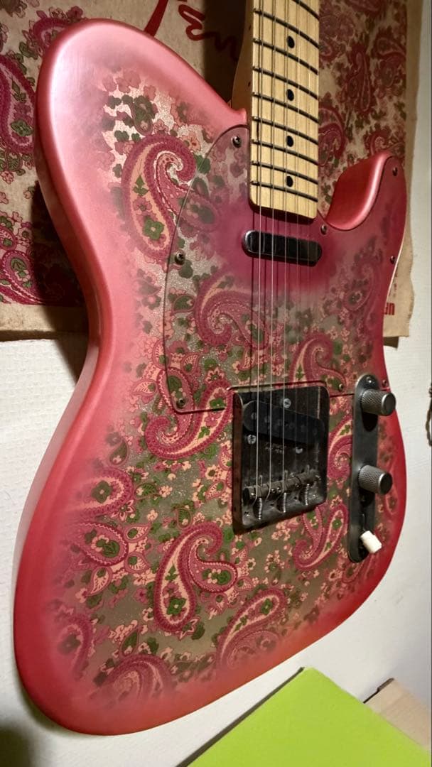 ペイズリー模様のピンクTelecaster