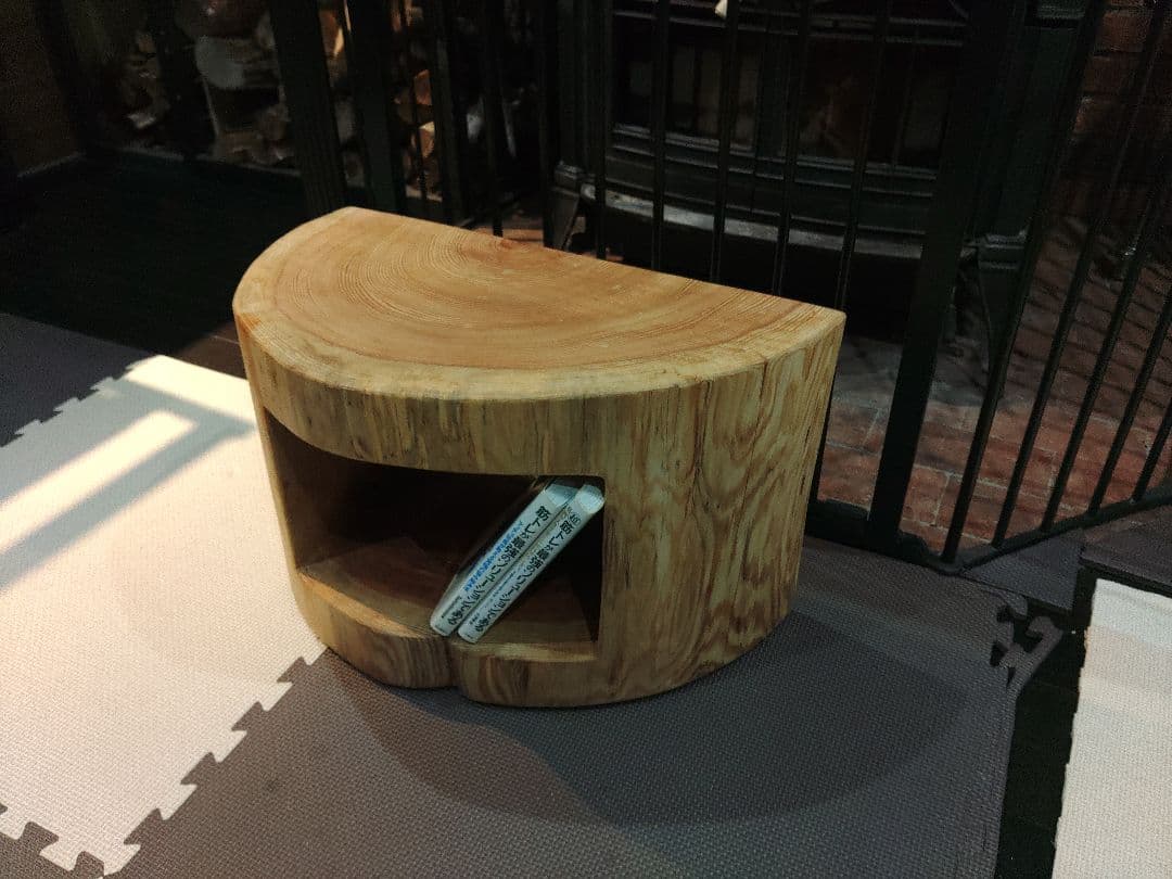 杉の半割り丸太のくりぬきスツール