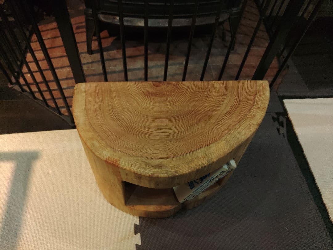 杉の半割り丸太のくりぬきスツール