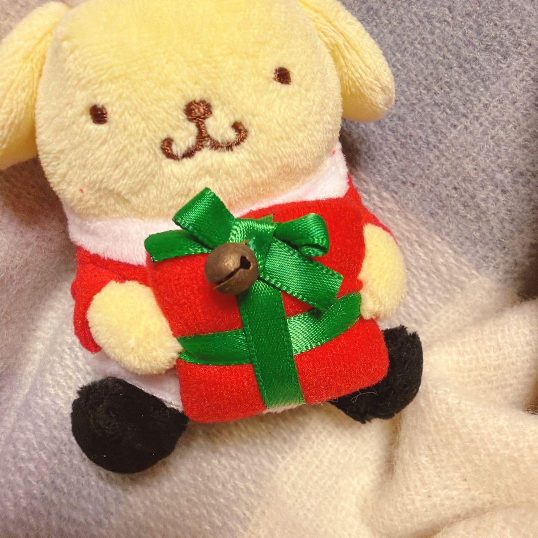 ポムポムプリンカフェ　マスコット　プレゼント持ってる