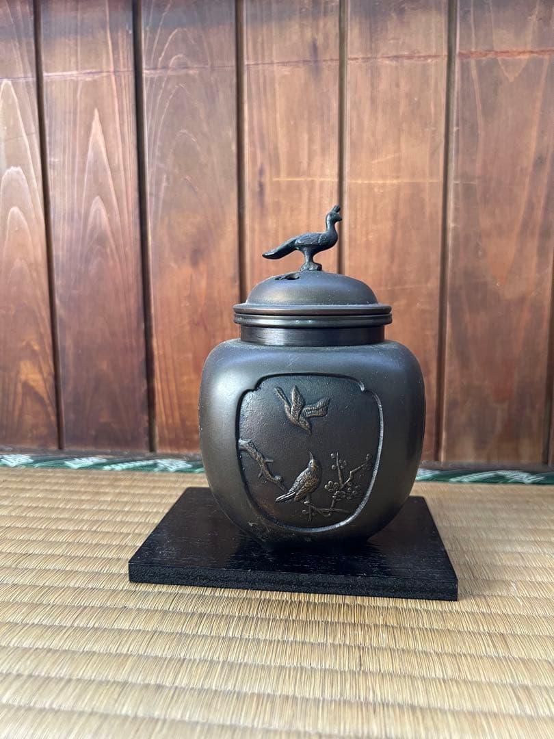 鳥の彫刻付き金属製香炉