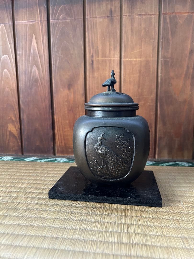 鳥の彫刻付き金属製香炉