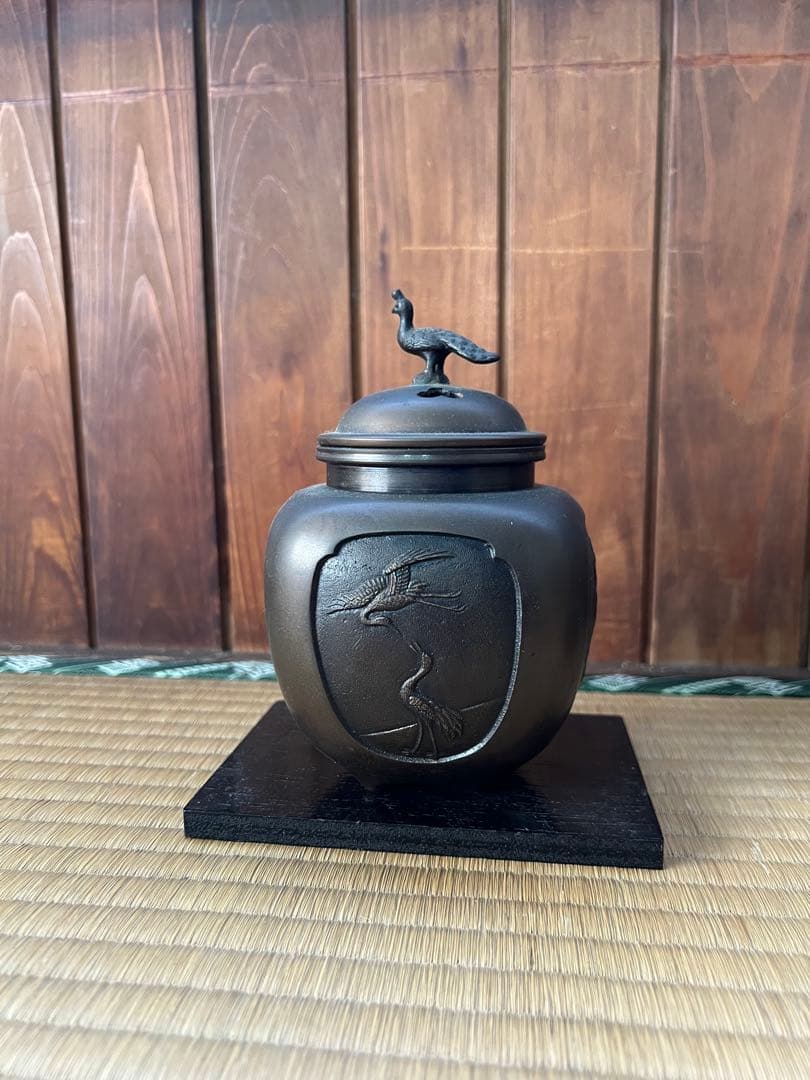 鳥の彫刻付き金属製香炉