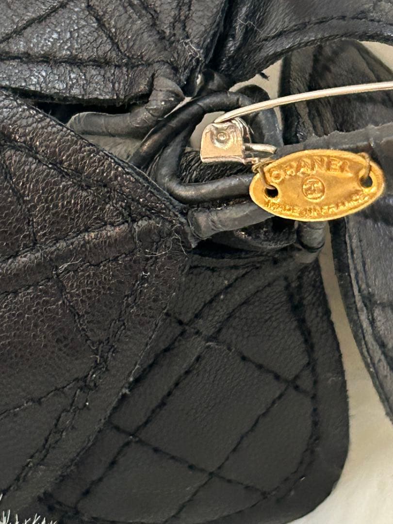 CHANEL ビンテージマトラッセ黒いレザー花型ブローチ約10cm可愛い