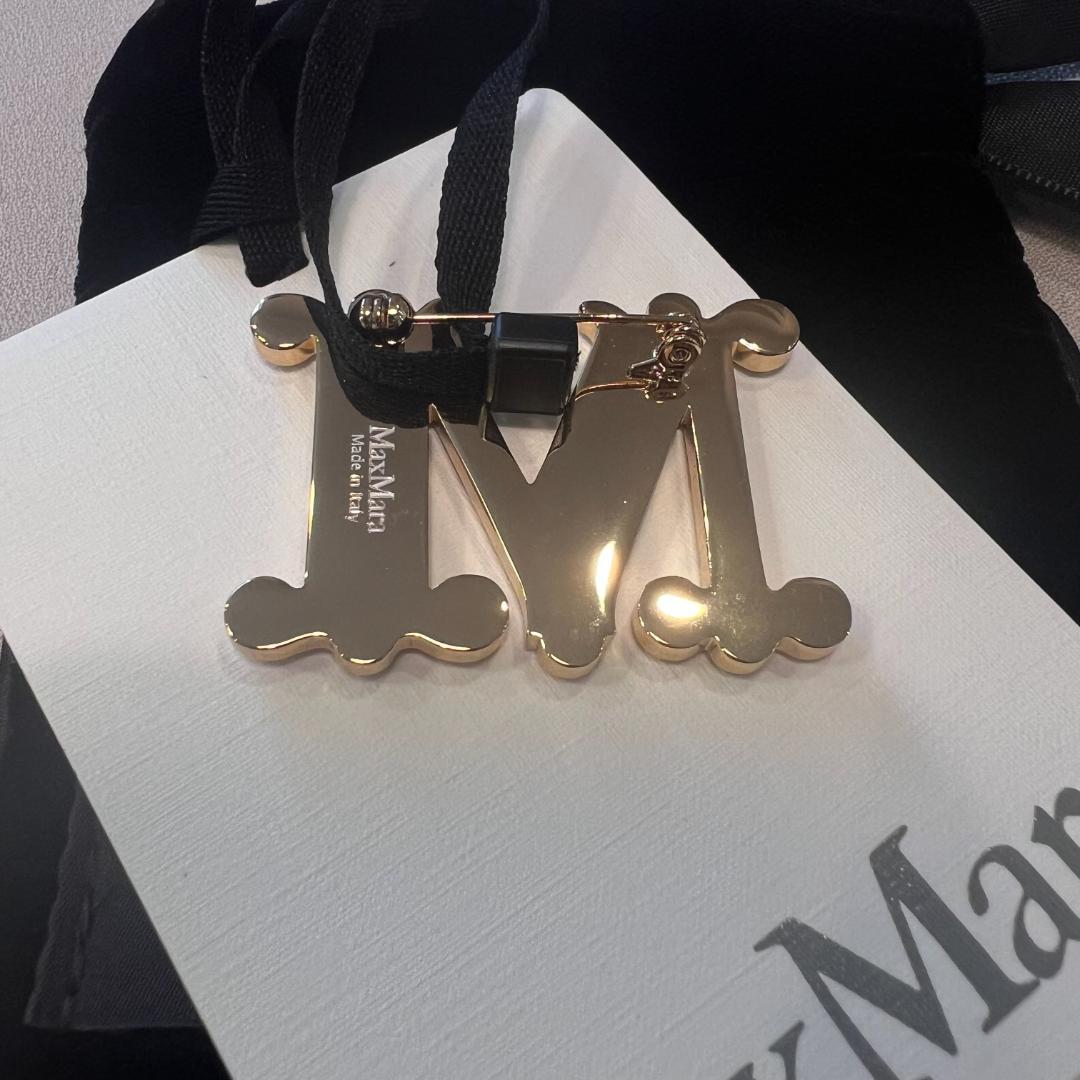 【新品未使用】MaxMara 大人気！Mブローチ 新色マスタード