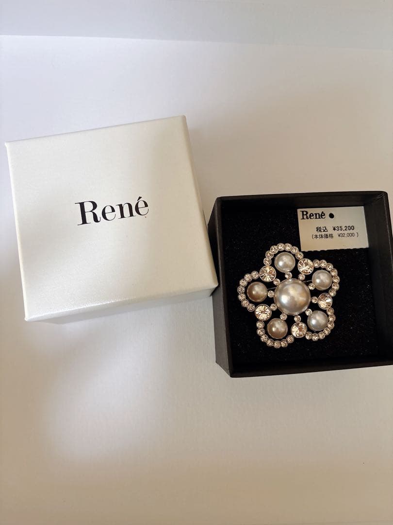 Rene ブローチ
