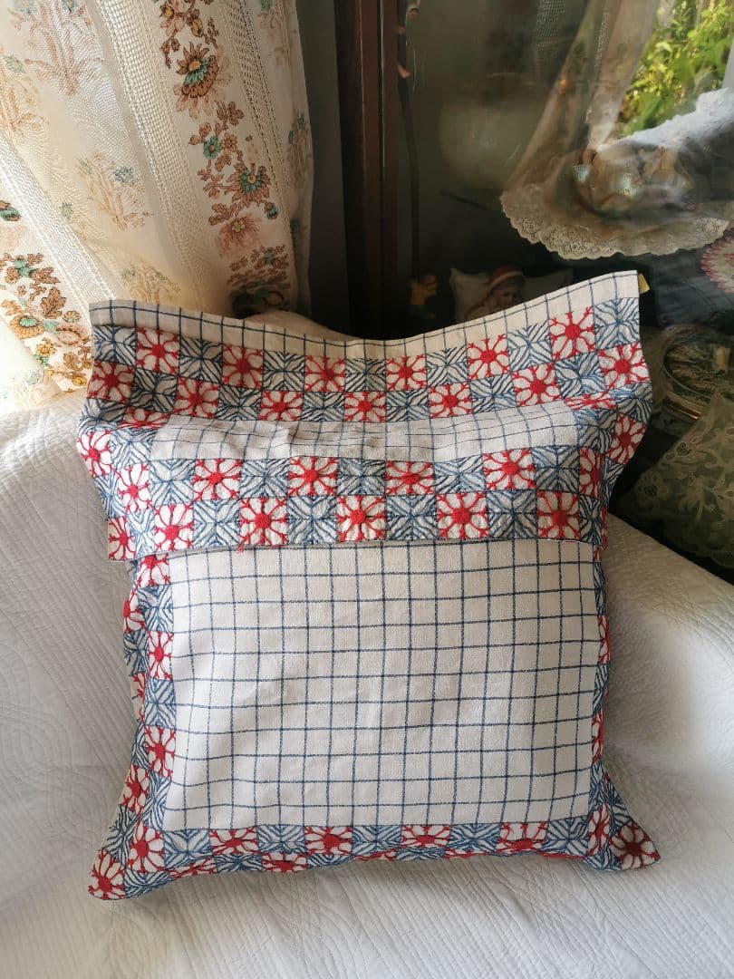 アンティークフランス 赤と青の手刺繍 クッションカバー 衣装ケース タペストリー