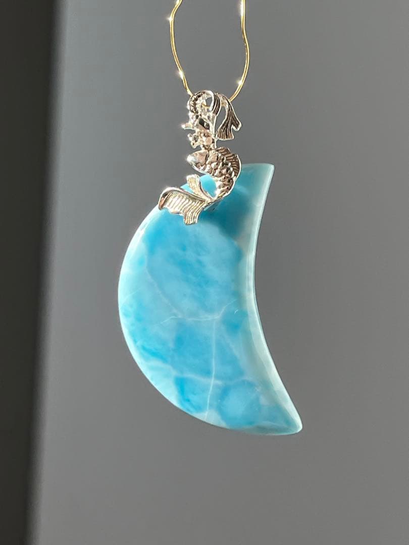 天然石☆高品質！ラリマー大きめ月型ペンダントトップ☆シルバーお魚デザインバチカン