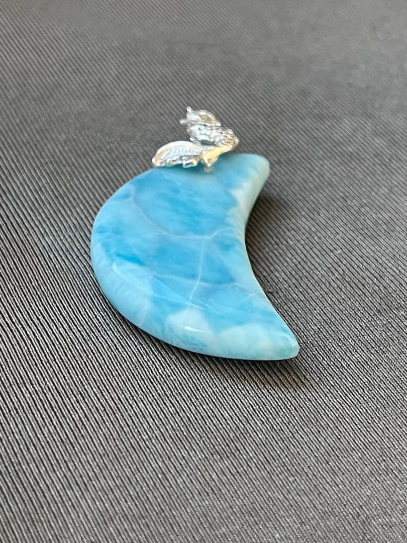 天然石☆高品質！ラリマー大きめ月型ペンダントトップ☆シルバーお魚デザインバチカン