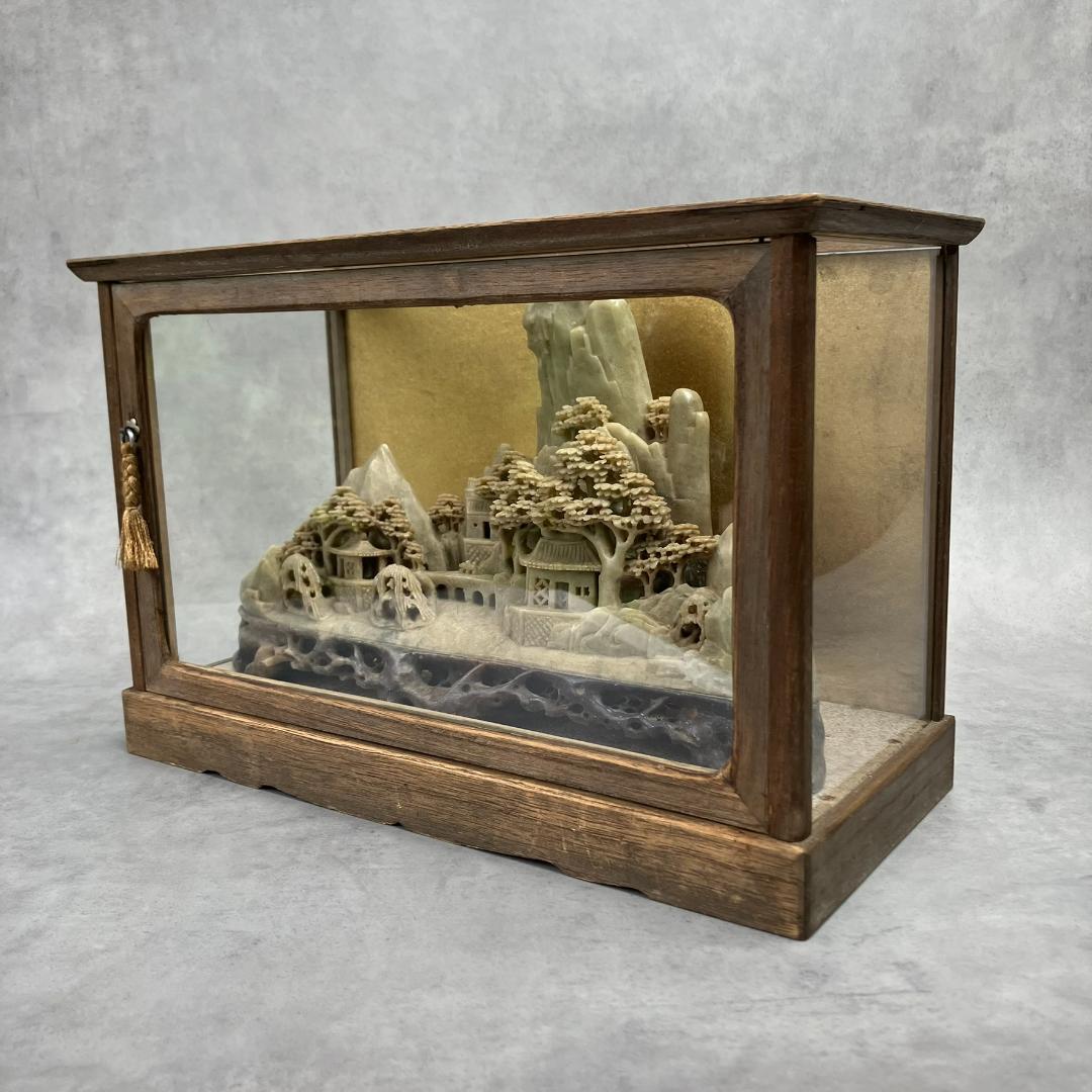 寿山石の彫刻　楼閣山水風景　ジオラマ　中国美術　天然石　水雕　ガラスケース付き