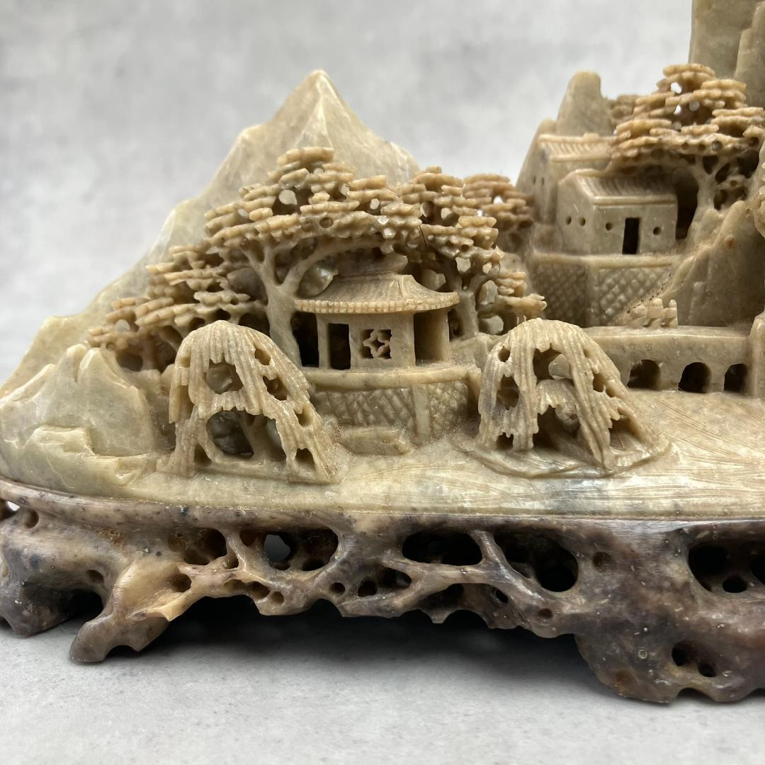 寿山石の彫刻　楼閣山水風景　ジオラマ　中国美術　天然石　水雕　ガラスケース付き