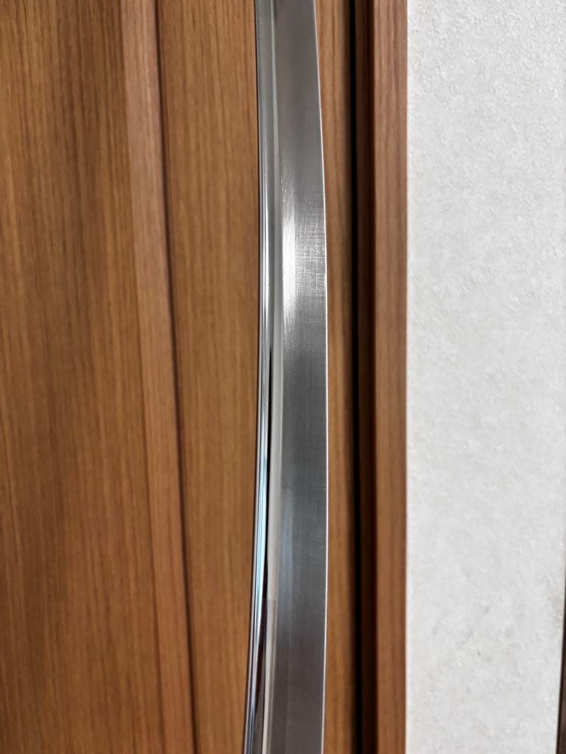 湾曲した刃の刀 黒い鞘と柄