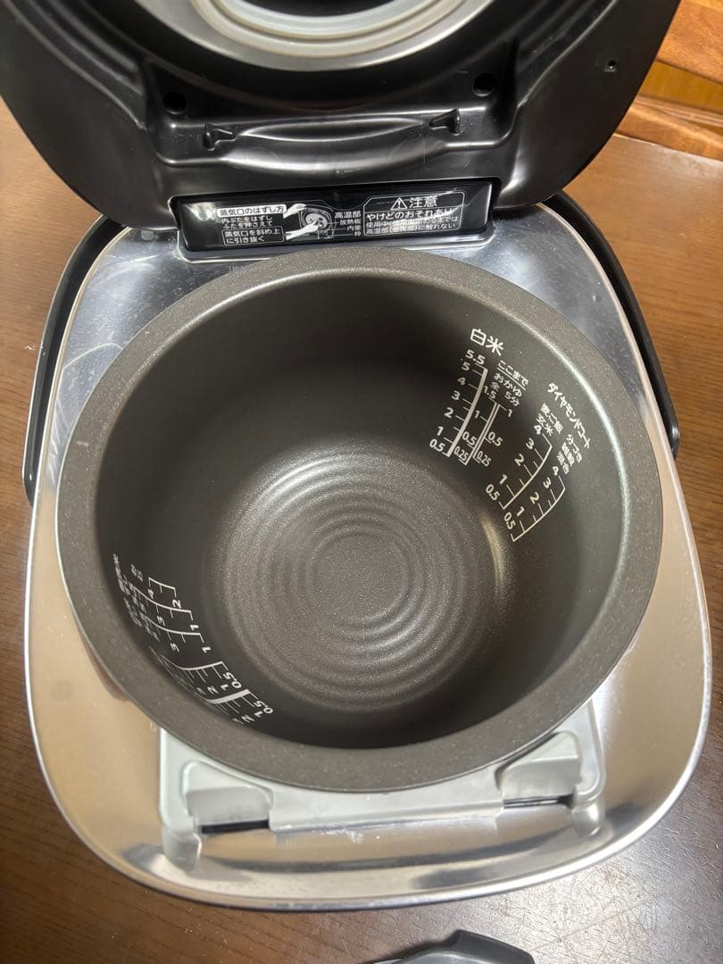 TOSHIBA 真空圧力IHジャー炊飯器　割れた部分あり！
