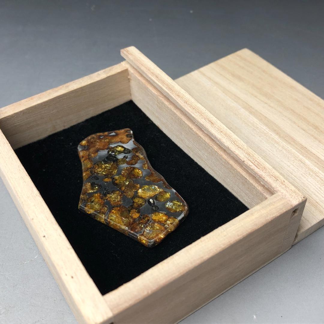 パラサイト隕石 隕石　石鉄隕石　セリコ隕石 美品　重さ約13ｇ　共箱