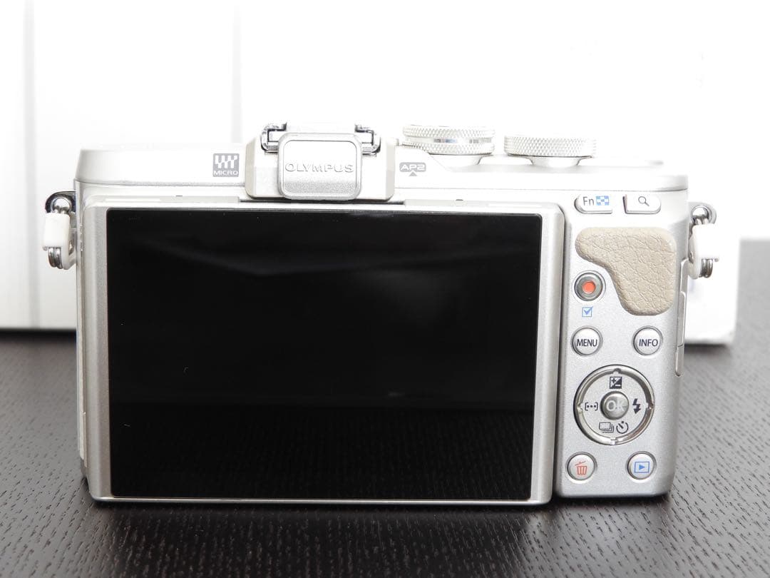 OLYMPUS PEN E-PL8 ダブルズーム ホワイト オリンパスミラーレス
