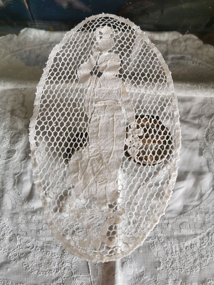 アンティークブルージュ 壺を頭にのせ歩く古代の女性と花束 ボビンレース編ドイリー