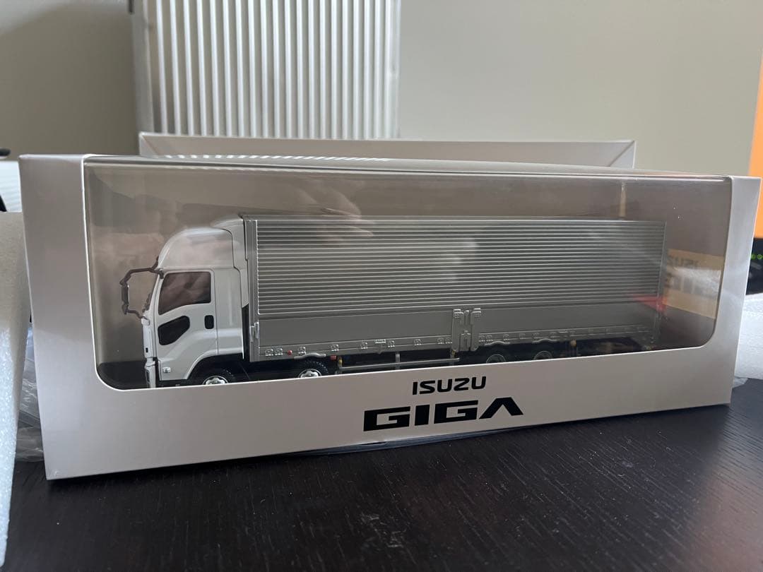 いすゞギガ ISUZU GIGA トラックモデル ホワイト/シルバー 新品同様