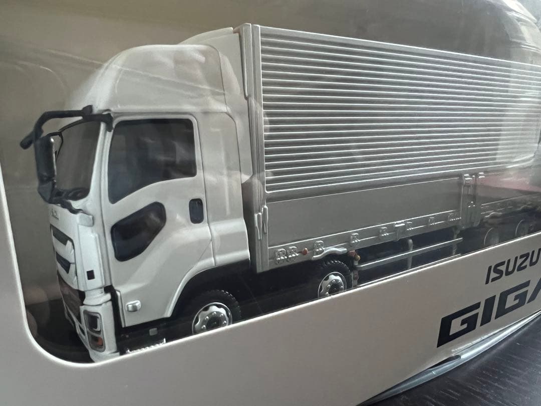 いすゞギガ ISUZU GIGA トラックモデル ホワイト/シルバー 新品同様