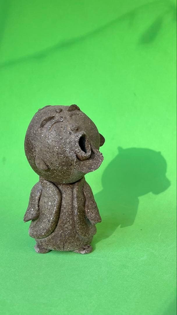 村長自画像　陶器製の口を開けた人形 約10cm カケ有り