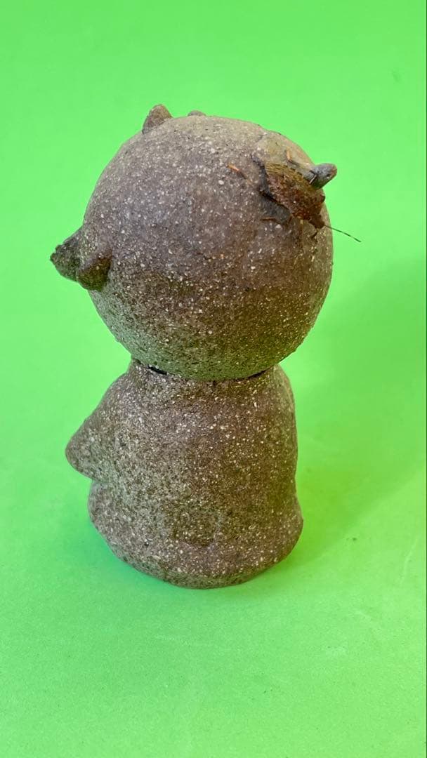 村長自画像　陶器製の口を開けた人形 約10cm カケ有り