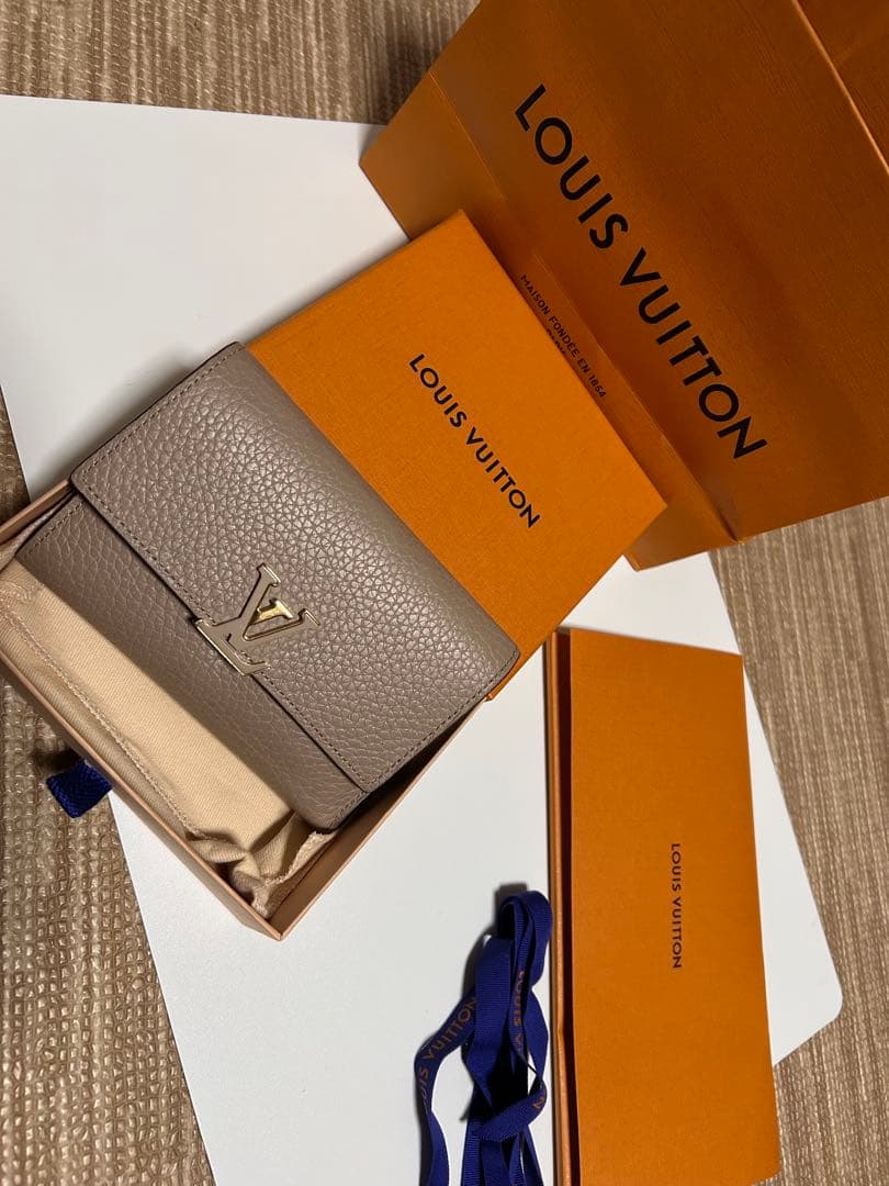 LOUIS VUITTON ポルトフォイユ　カプシーヌコンパクト　三つ折り財布