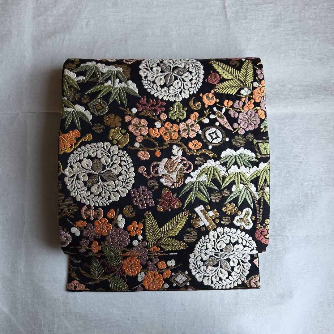 ハレの日に　宝尽くしと雪持ち松竹梅柄　唐織の袋帯