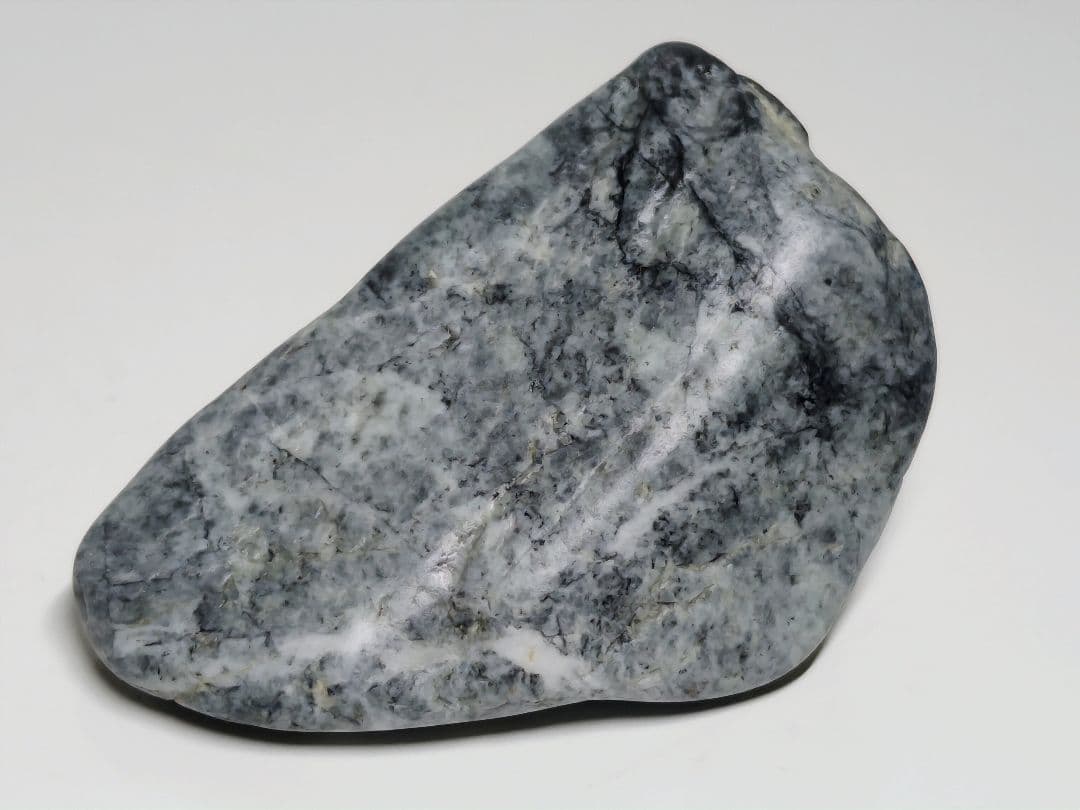 糸魚川139 翡翠 124g ヒスイ 原石 鑑賞石 自然石 誕生石 鉱物 鉱石