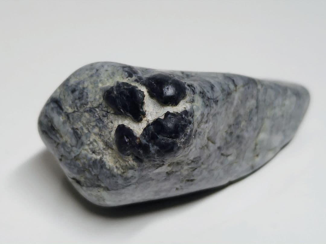 糸魚川139 翡翠 124g ヒスイ 原石 鑑賞石 自然石 誕生石 鉱物 鉱石