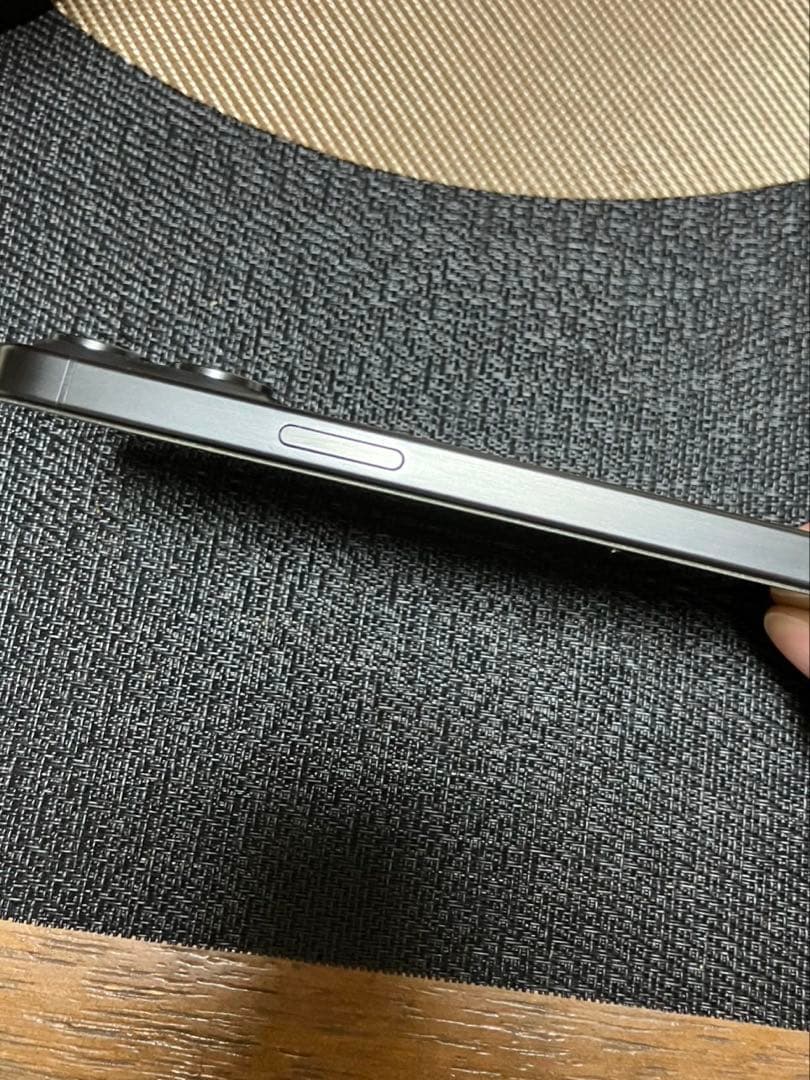 iPhone 15 Pro ブラックチタニウム　128GB 美品
