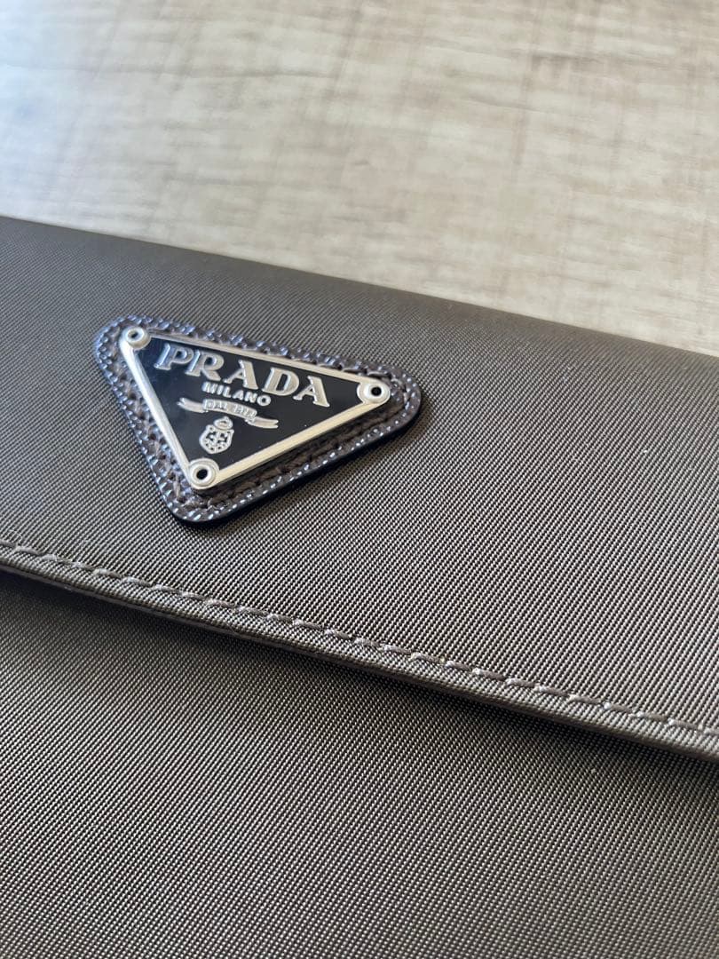 保管品　プラダ　折り財布　カーキもしくはブラウン