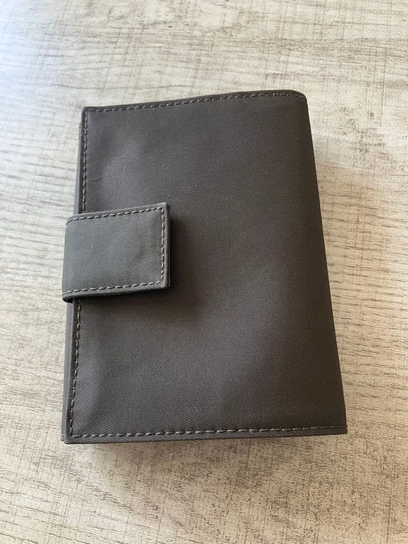 保管品　プラダ　折り財布　カーキもしくはブラウン