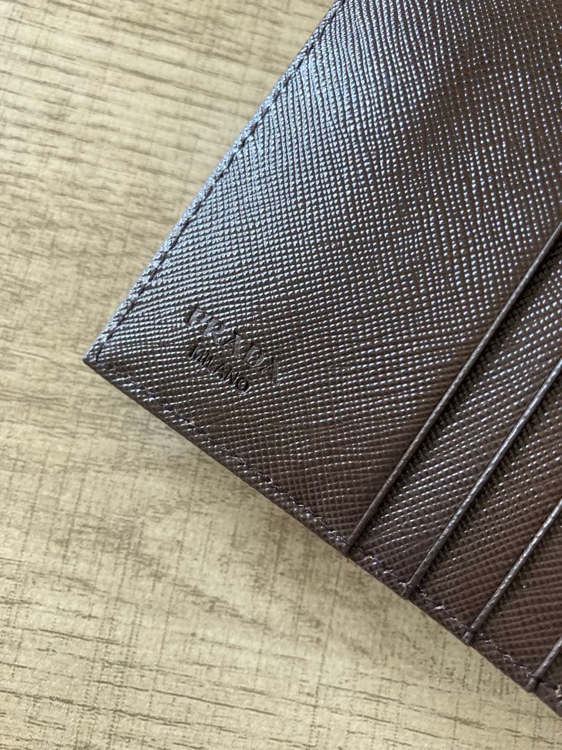 保管品　プラダ　折り財布　カーキもしくはブラウン