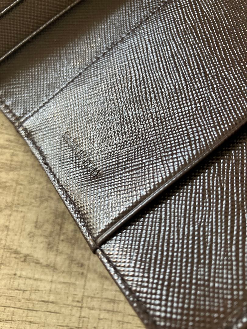 保管品　プラダ　折り財布　カーキもしくはブラウン