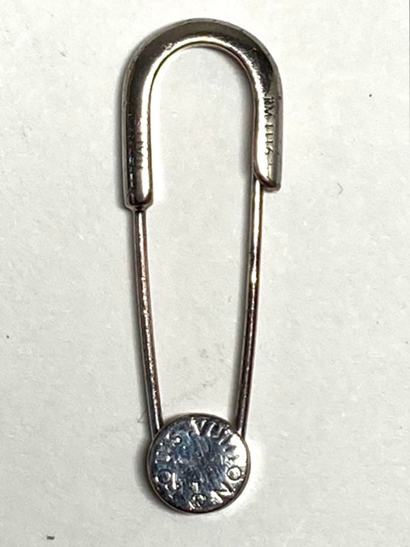 ルイヴィトン　ピンブローチ　ピンバッチ　安全ピン　シルバー系