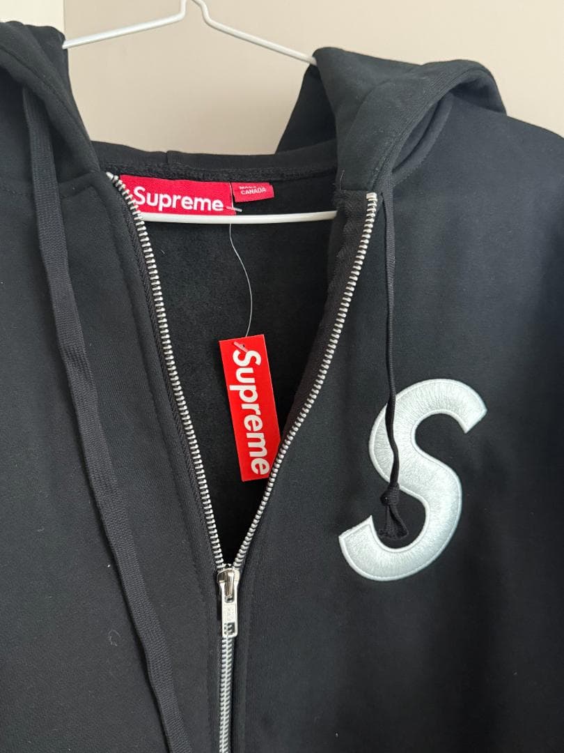 グレーのフルジップパーカー、刺繍のSロゴ付き