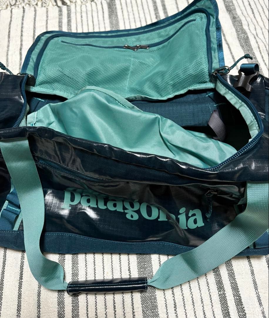 新品patagonia ボストンバッグ 大容量 ダークブルー　ブラックホール