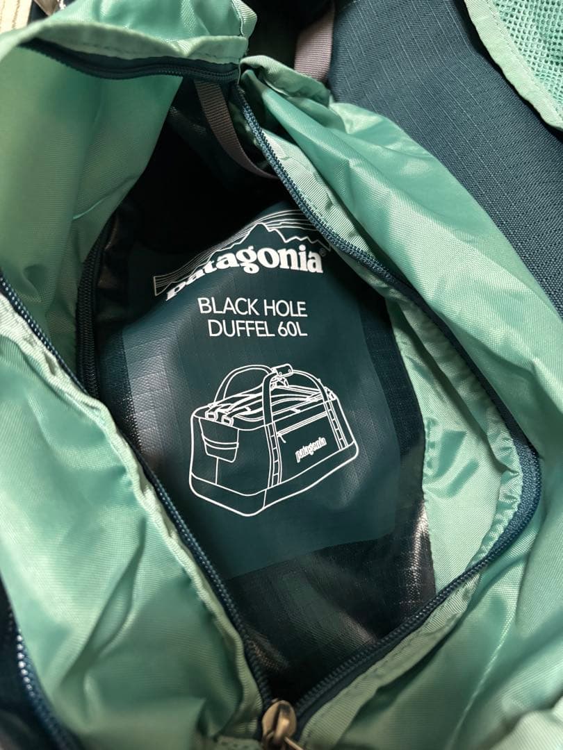 新品patagonia ボストンバッグ 大容量 ダークブルー　ブラックホール